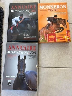 trois livres posés sur un sol carrelé, avec un cheval et son cavalier