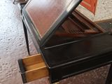 un piano posé au milieu d'une pièce