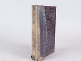 un vieux livre posé sur une table