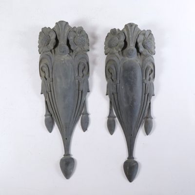 paire d'appliques murales anciennes en fonte, en forme de vase