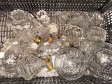 un panier rempli de bouteilles en verre vides