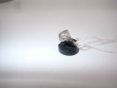 une bague posée sur une table blanche