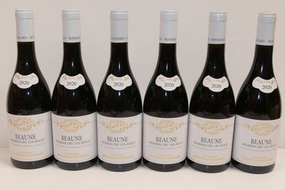 six bouteilles de vin rouge alignées sur une table
