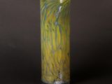 un grand vase en verre orné d'un motif tourbillonnant jaune et bleu