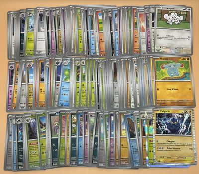 gros plan d'un jeu de cartes sur une table