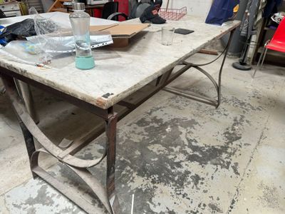 une table sur laquelle il y a beaucoup de choses