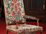 une chaise qui se trouve au milieu d'une pièce