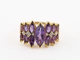 un gros plan d'une bague en or sertie d'améthyste et de diamants