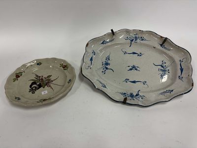 deux assiettes ornées de motifs bleus et blancs, posées sur une table