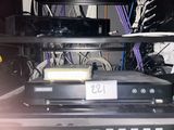 une photo d'un rack contenant du matériel électronique dans une pièce