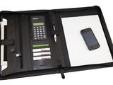 un classeur noir sur lequel sont représentés une calculatrice et un téléphone portable