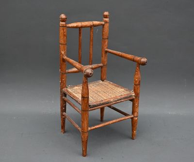 Chaise de poupée en bois tourné, assise en osier.