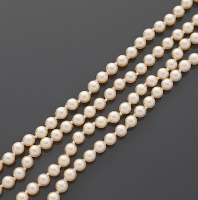 collier de deux rangs de perles d'imitation, le fermoir en m…