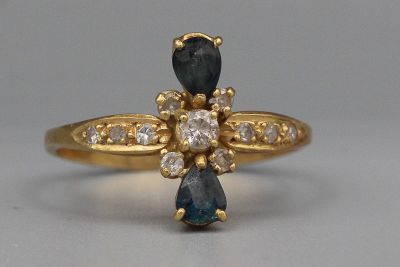 Bague en or ornée de deux saphirs taillés en poire et de brillants.P 2