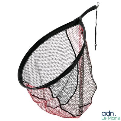 un gros plan d'un filet suspendu à un crochet sur fond blanc