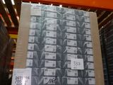 une palette remplie de cartons dans un entrepôt