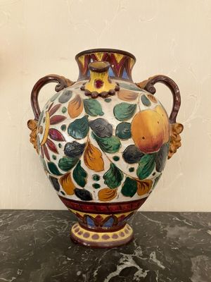 Italie Vase en faïence émaillée polychrome à décor incisée d…