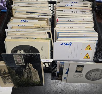 un grand nombre de livres posés sur une table