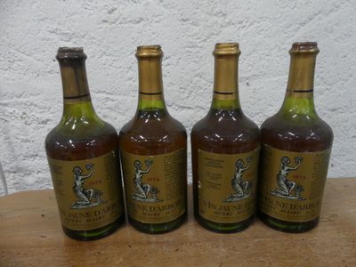 trois bouteilles de vin posées sur une table en bois