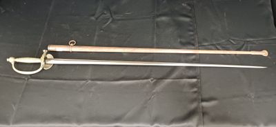 un gros plan d'une épée posée sur un tissu, sur une table