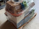 une grande pile de livres posée sur une palette dans un entrepôt