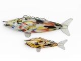 deux pendentifs en verre en forme de poisson sur fond blanc
