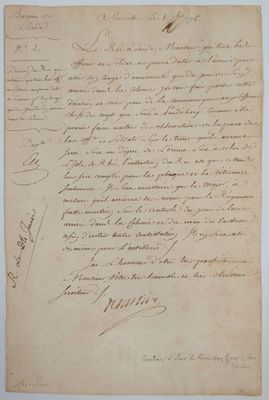 une feuille de papier sur laquelle figurent des notes manuscrites, posée sur une table