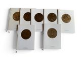 six livres ornés de pièces d'or, disposés les uns à côté des autres