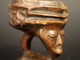 l'image d'une statue de femme avec un chapeau sur la tête
