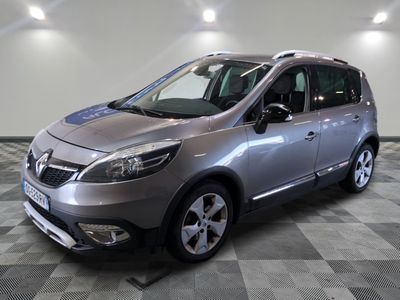 la photo d'une voiture argentée garée dans une salle d'exposition