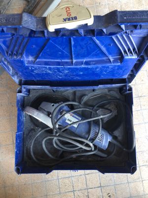 une boîte à outils bleue avec des outils sur le sol