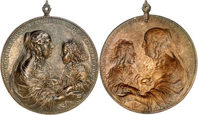 deux médaillons en argent représentant la Vierge à l'Enfant Jésus
