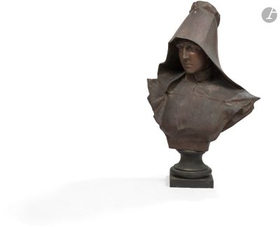 statue d'une femme portant une capuche sur fond blanc