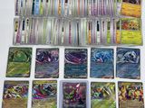 un tas de cartes pokemon posées sur une table