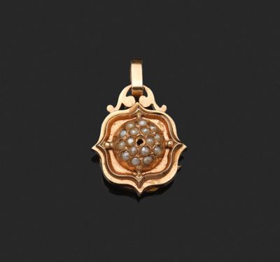 un pendentif en or et perles orné d'un motif floral