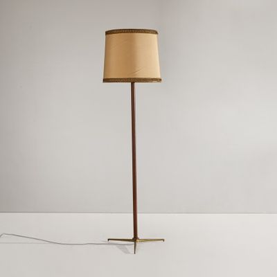 une lampe posée sur une table