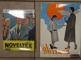 deux affiches accrochées au mur de toilettes publiques