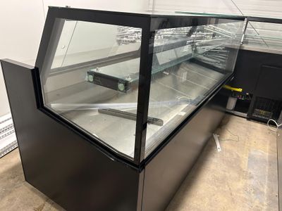 une vitrine avec une porte vitrée au milieu d'une pièce