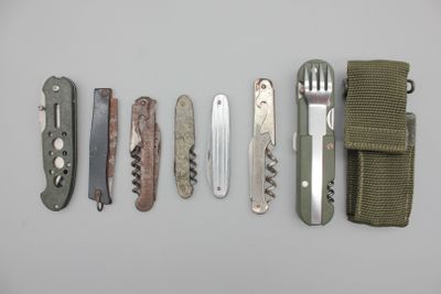 de nombreux types de couteaux différents, alignés les uns à côté des autres