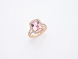 une bague en tourmaline rose et diamant