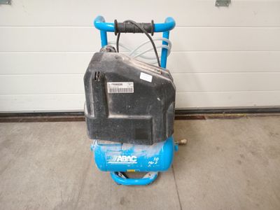 une image d'un petit compresseur d'air dans un garage