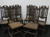 quatre chaises anciennes en bois avec des dossiers en rotin