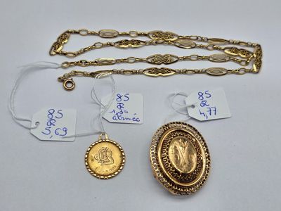 deux colliers en or et une pièce d'or sur fond blanc