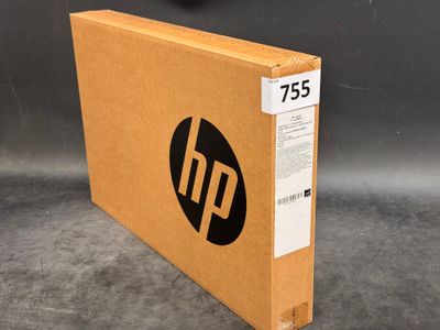 un gros plan d'une boîte marron sur laquelle figure un logo HP noir