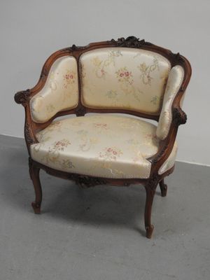 une chaise qui se trouve dans le coin d'une pièce