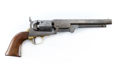 un vieux revolver avec un manche en bois sur fond blanc