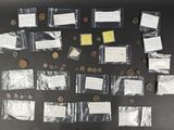 une table noire sur laquelle se trouvent un tas de pièces et de billets