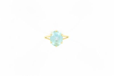 une bague en or sertie d'une aigue-marine ovale au centre