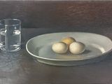 une peinture représentant trois œufs dans une assiette, à côté d'un verre d'eau