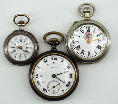 trois types différents de montres de poche sont présentés sur une surface blanche
